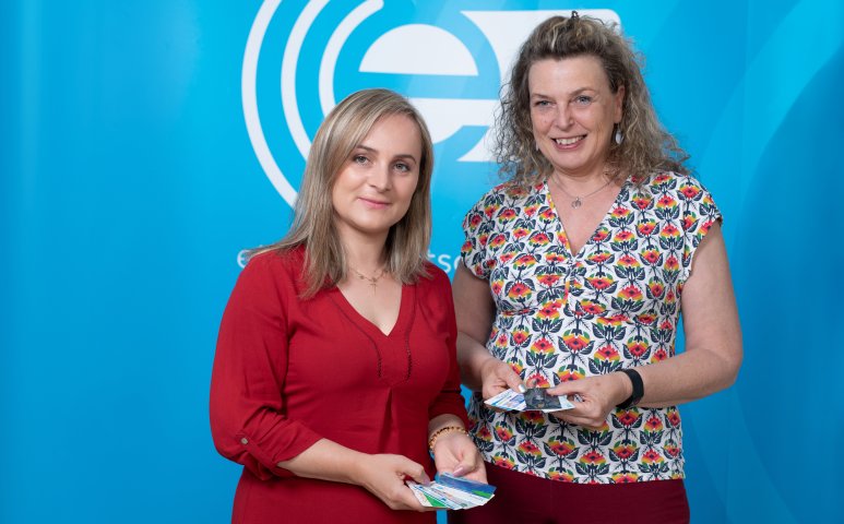 Claudia und Tea mit Chipkarten