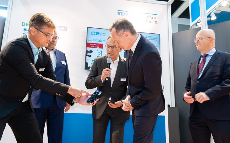 Joe auf der Innotrans 2022 mit Volker Wissing